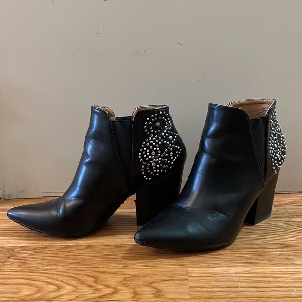 Report Black studded pull on ankle boots W6.5